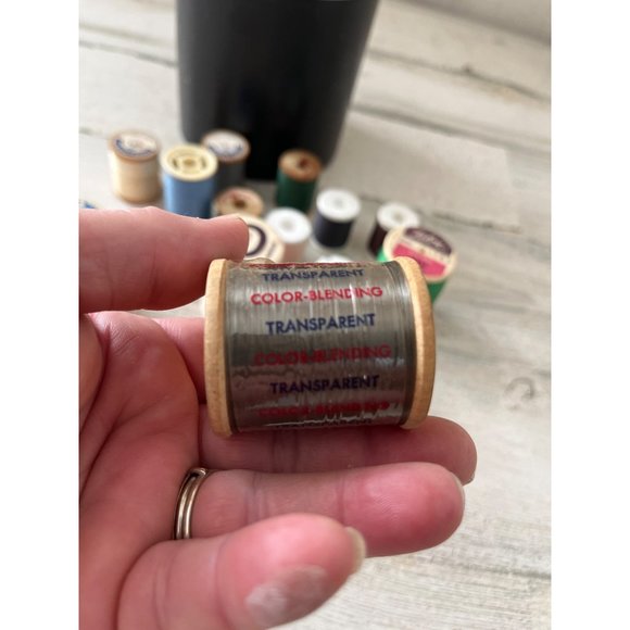 Container of miscellaneous thread - Picture 5 of 7